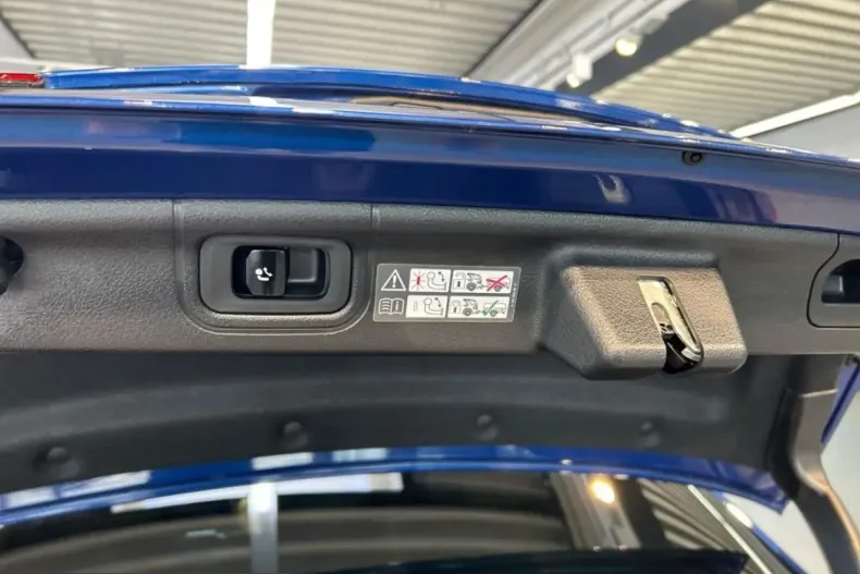 Mercedes-Benz C 300 (Clasa C) din 2025 cu 16.384 km - oferta MER230016 - foto 16