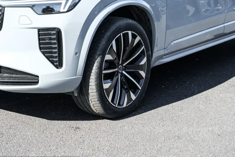 Volvo XC90 din 2025 cu 25.788 km - oferta VOL230324 - foto 3