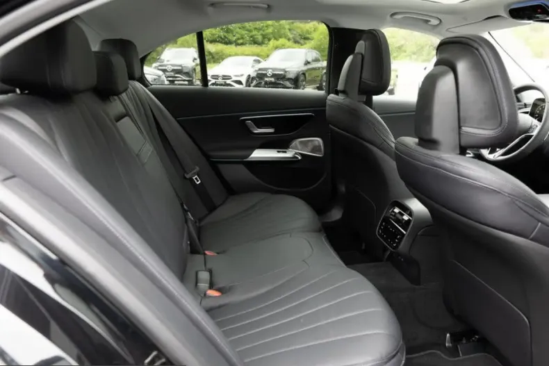 Mercedes-Benz E 300 (Clasa E) din 2025 cu 12.154 km - oferta MER230361 - foto 4