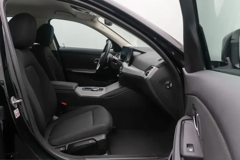 BMW 318i (Seria 3) din 2024 cu 42.329 km - oferta BMW230482 - foto 24