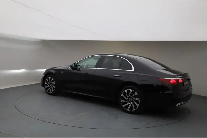 Mercedes-Benz E 300 (Clasa E) din 2025 cu 13.219 km - oferta MER230794 - foto 3