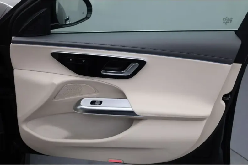 Mercedes-Benz E 300 (Clasa E) din 2025 cu 13.219 km - oferta MER230794 - foto 15