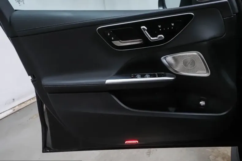 Mercedes-Benz C 300 (Clasa C) din 2025 cu 9.272 km - oferta MER230991 - foto 10