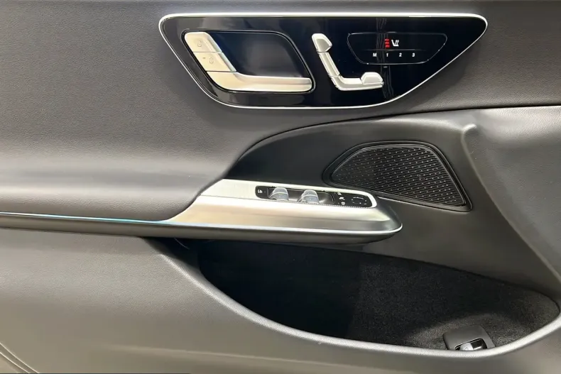 Mercedes-Benz E 200 (Clasa E) din 2025 cu 4.957 km - oferta MER231088 - foto 10