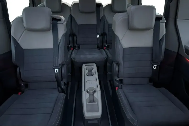 Volkswagen T7 Multivan din 2024 cu 9.900 km - oferta VOL231108 - foto 9