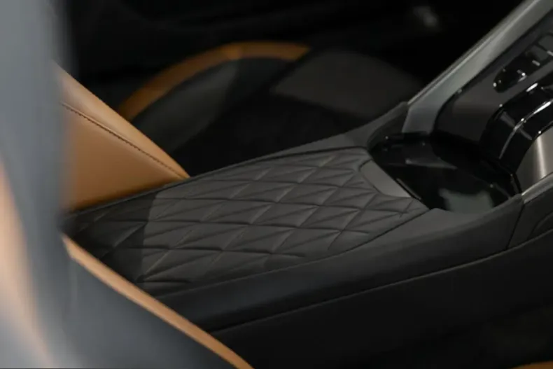 Aston Martin DB12 din 2024 cu 2.518 km - oferta AST231141 - foto 13