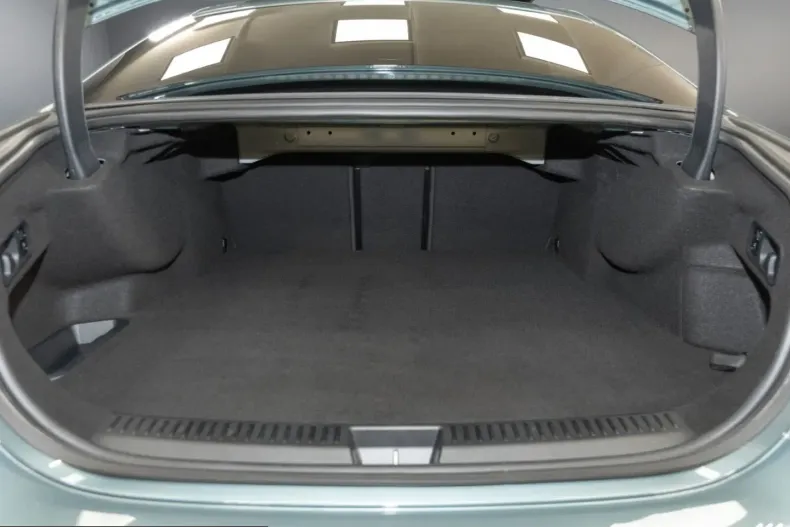 Mercedes-Benz E 300 (Clasa E) din 2025 cu 12.241 km - oferta MER231351 - foto 8