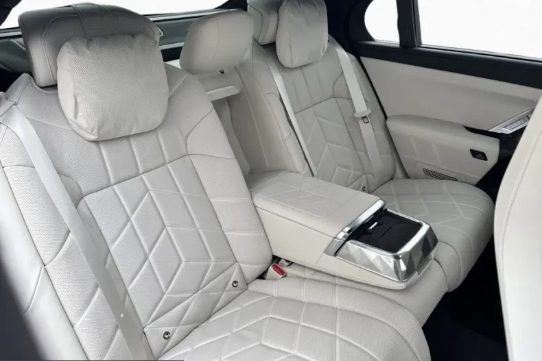 BMW 740 (Seria 7) din 2025 cu 23.548 km - oferta BMW231644 - foto 8