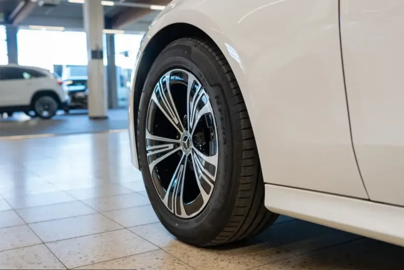 Mercedes-Benz E 220 (Clasa E) din 2025 cu 16.930 km - oferta MER231665 - foto 5