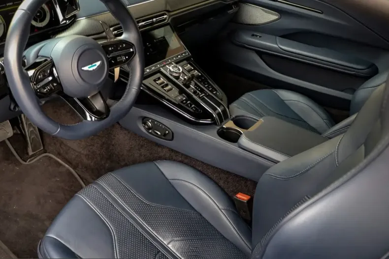Aston Martin V8 Vantage din 2025 cu 5.000 km - oferta AST231919 - foto 17