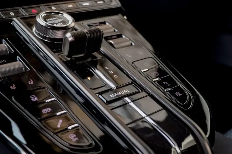 Aston Martin V8 Vantage din 2025 cu 5.000 km - oferta AST231919 - foto 23