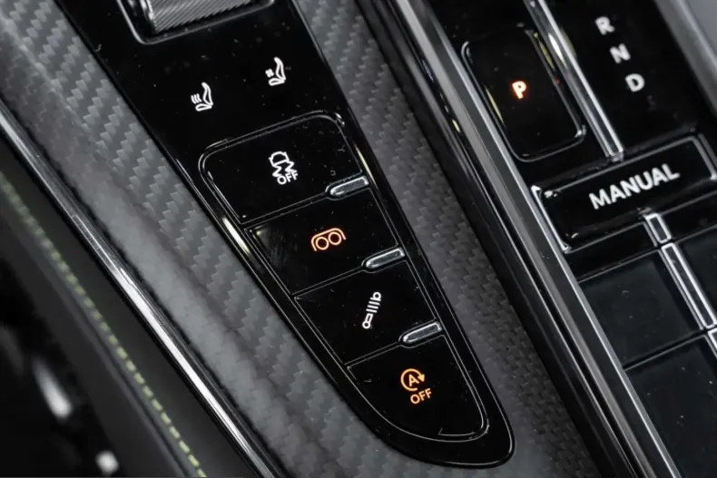 Aston Martin V8 Vantage din 2025 cu 9.500 km - oferta AST231921 - foto 35