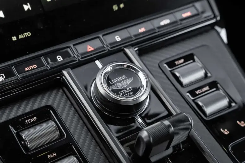 Aston Martin V8 Vantage din 2025 cu 9.500 km - oferta AST231921 - foto 38