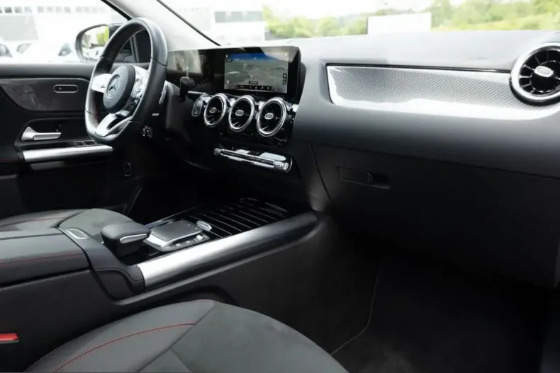 Mercedes-Benz GLA 200 (Clasa GLA) din 2023 cu 30.580 km - oferta MER231970 - foto 2