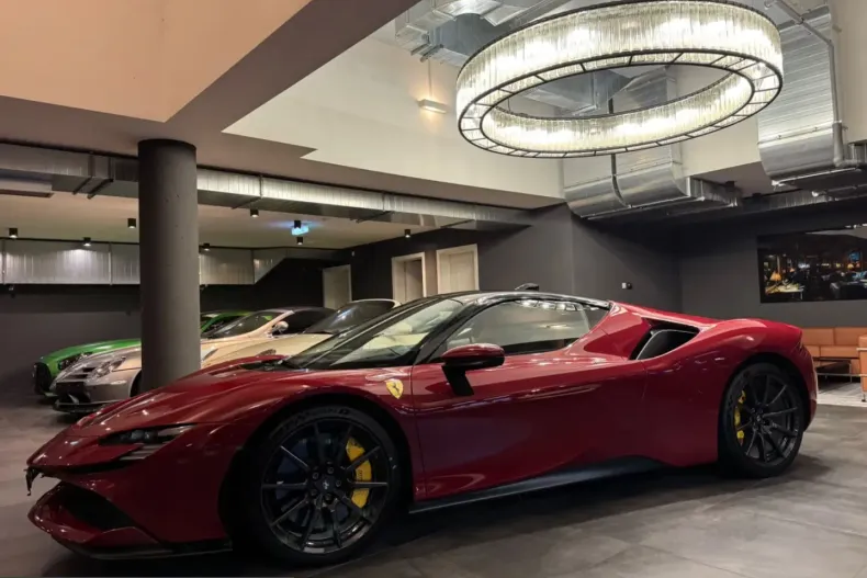 Ferrari SF90 din 2022 cu 2.500 km - oferta FER232113 - foto 1