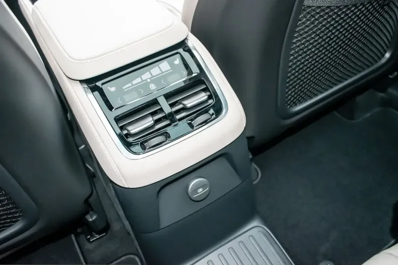 Volvo XC90 din 2025 cu 12.000 km - oferta VOL232277 - foto 17