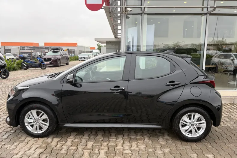 Toyota Yaris din 2025 cu 1.700 km - oferta TOY232810 - foto 3