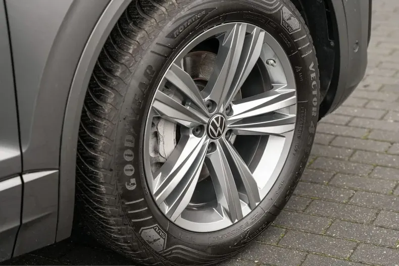 Volkswagen Touareg din 2023 cu 92.775 km - oferta VOL233088 - foto 5