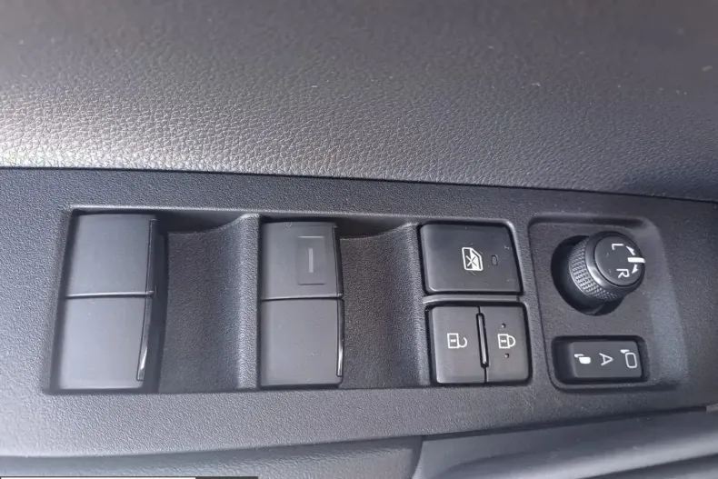 Toyota Corolla Cross din 2025 cu 7.450 km - oferta TOY233335 - foto 12