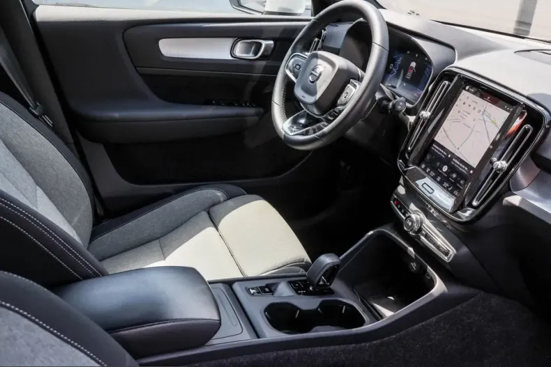 Volvo XC40 din 2024 cu 46.300 km - oferta VOL233385 - foto 3