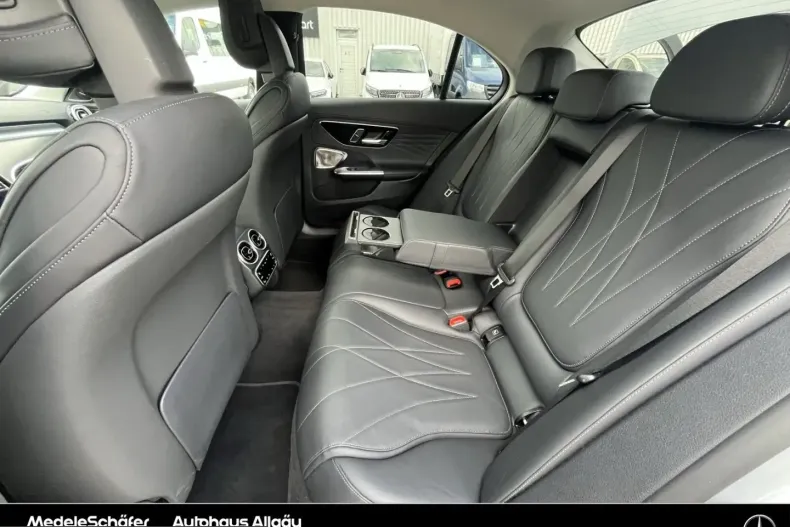 Mercedes-Benz C 400 (Clasa C) din 2024 cu 45.063 km - oferta MER233410 - foto 17