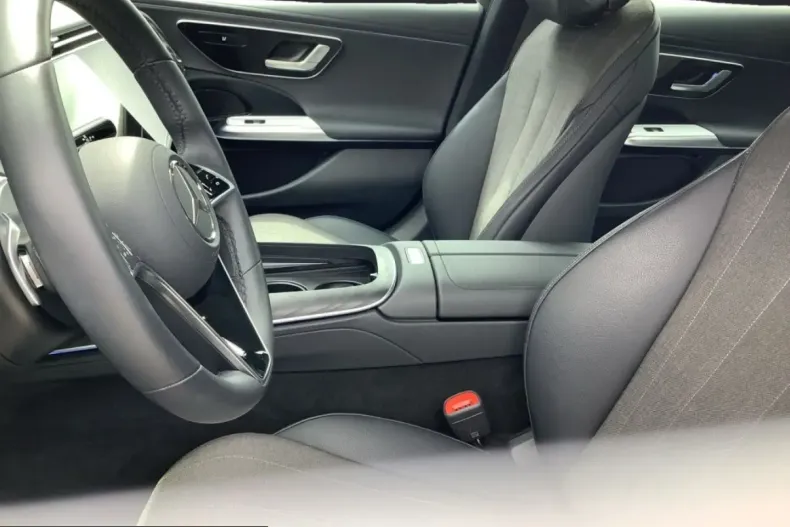 Mercedes-Benz E 220 (Clasa E) din 2025 cu 23.489 km - oferta MER233458 - foto 9