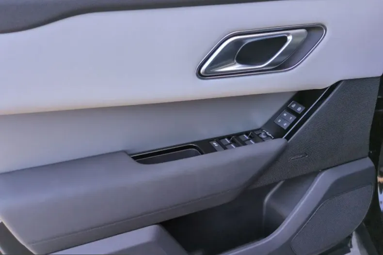 Land Rover Range Rover Velar din 2025 cu 22.800 km - oferta LAN233549 - foto 4