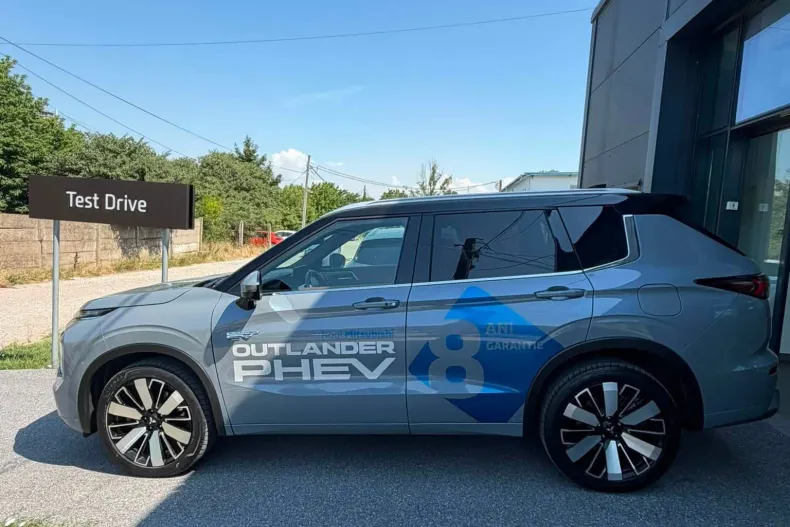 Mitsubishi Outlander din 2024 cu 7.137 km - oferta MIT233892 - foto 3