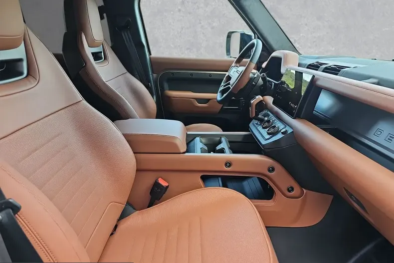 Land Rover Defender din 2025 cu 8.500 km - oferta LAN233998 - foto 3