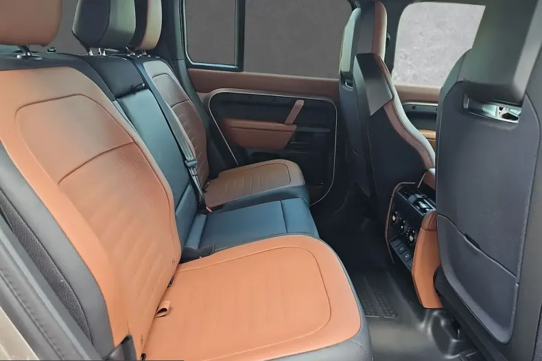 Land Rover Defender din 2025 cu 8.500 km - oferta LAN233998 - foto 5