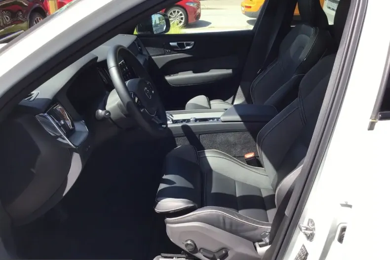 Volvo XC60 din 2025 cu 6.429 km - oferta VOL234022 - foto 13