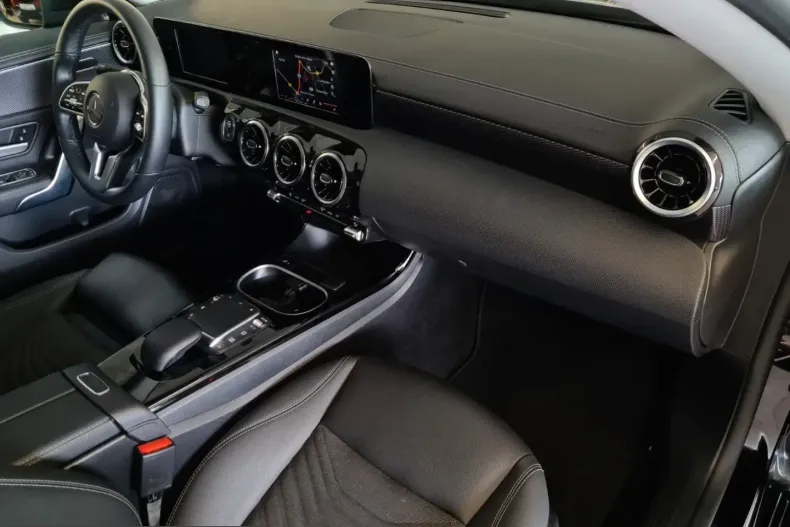 Mercedes-Benz CLA 200 (Clasa CLA) din 2023 cu 44.900 km - oferta MER234239 - foto 17