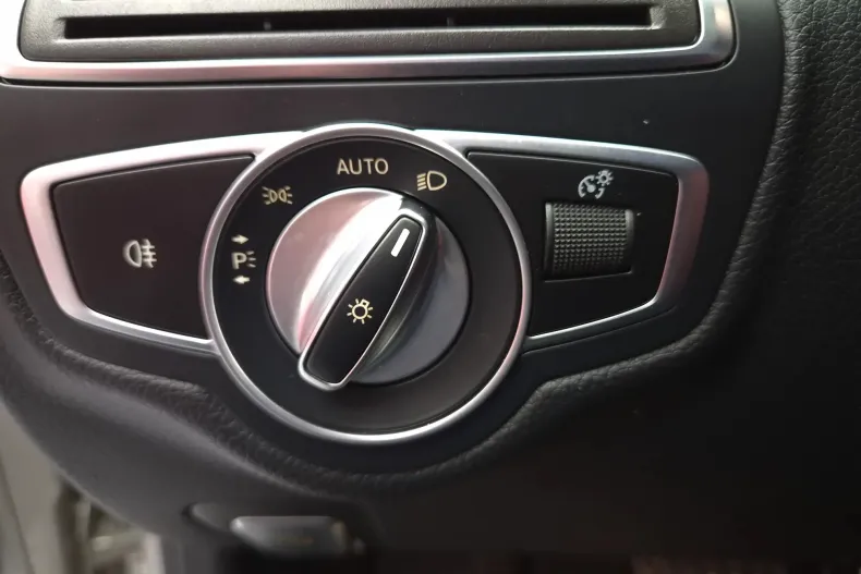 Mercedes-Benz C 300 (Clasa C) din 2020 cu 70.250 km - oferta MER234281 - foto 16
