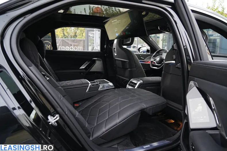 BMW 750e (Seria 7) din 2024 cu 5.651 km - oferta BMW234402 - foto 20