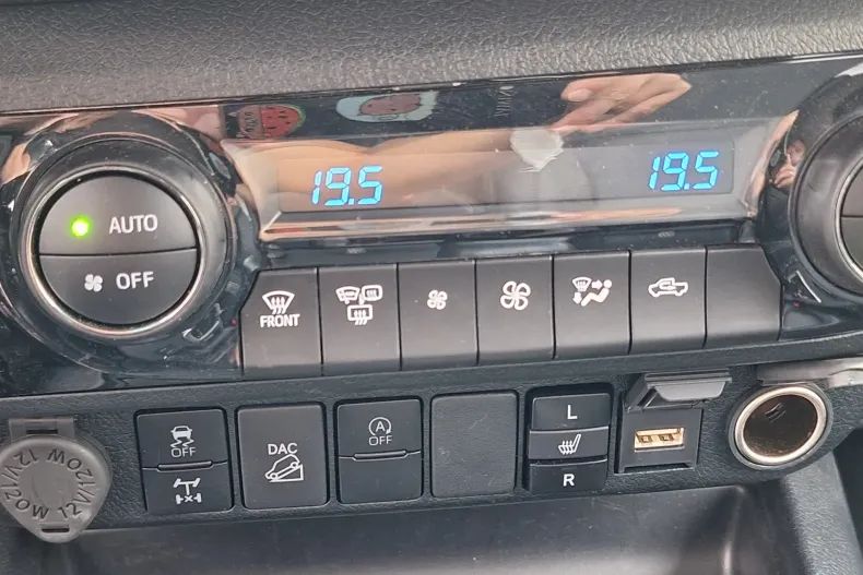 Toyota Hilux din 2025 cu 7.000 km - oferta TOY234592 - foto 17