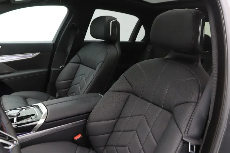 BMW M760 (Seria 7) din 2025 cu 12.657 km - oferta BMW234940 - foto 10