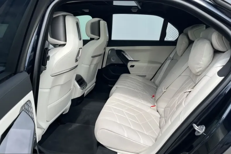 BMW M760 (Seria 7) din 2023 cu 61.500 km - oferta BMW234949 - foto 8