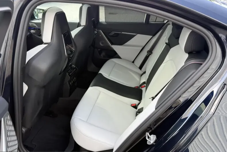 BMW M5 (Seria 5) din 2025 cu 6.950 km - oferta BMW235067 - foto 12