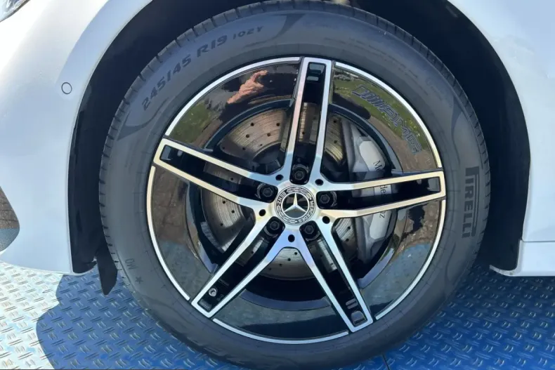 Mercedes-Benz E 300 (Clasa E) din 2025 cu 14.548 km - oferta MER235230 - foto 11
