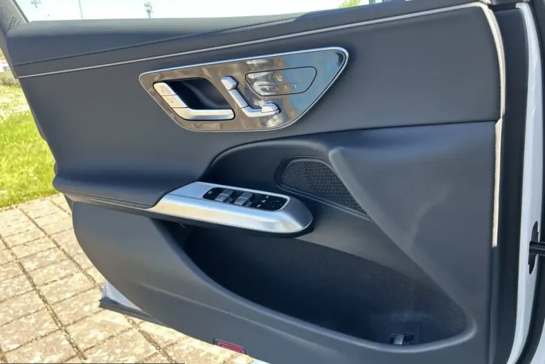 Mercedes-Benz E 300 (Clasa E) din 2025 cu 14.548 km - oferta MER235230 - foto 18