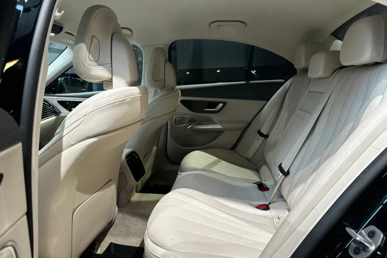 Mercedes-Benz E 200 (Clasa E) din 2025 cu 13.800 km - oferta MER235609 - foto 9