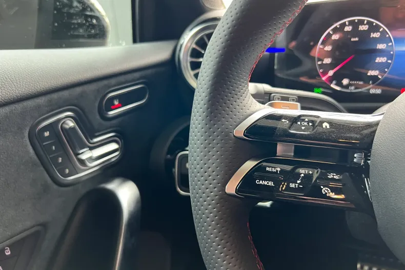Mercedes-Benz A 200 (Clasa A) din 2024 cu 5.000 km - oferta MER235610 - foto 8