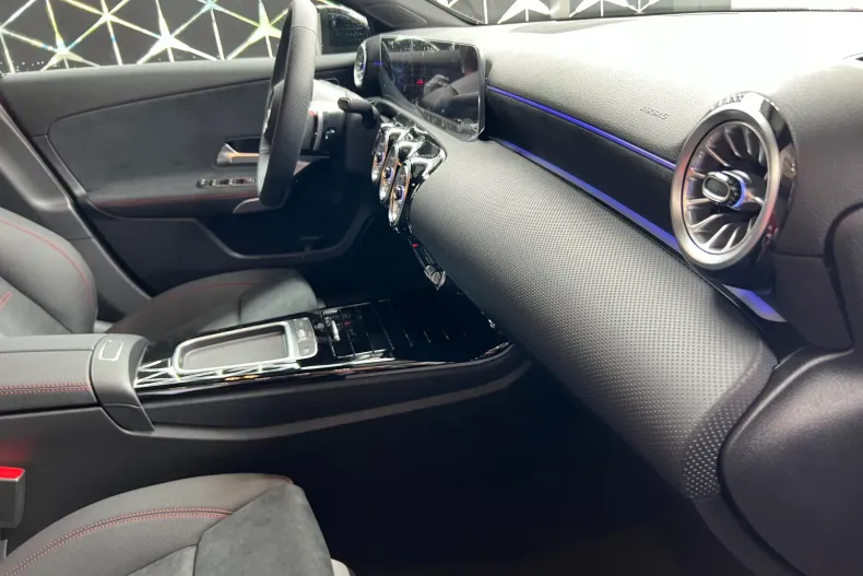 Mercedes-Benz A 200 (Clasa A) din 2024 cu 5.000 km - oferta MER235610 - foto 11