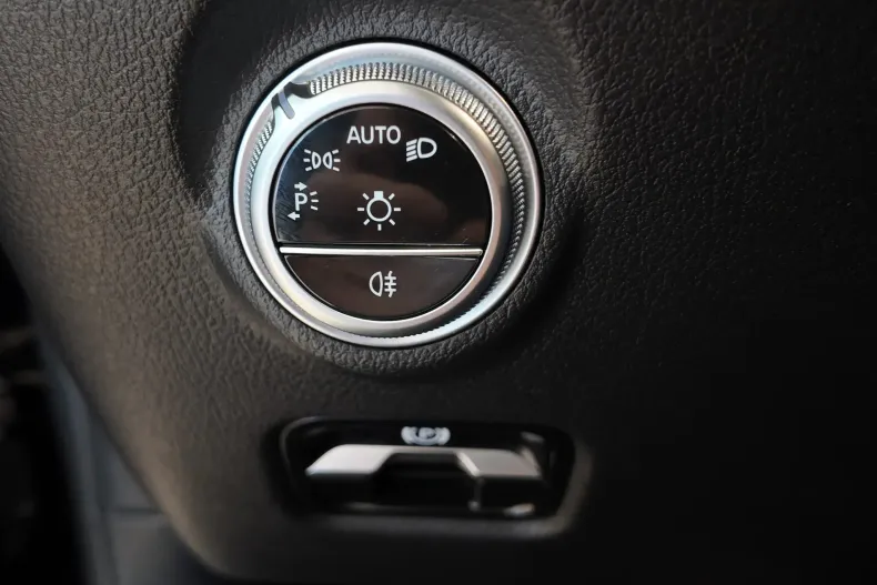 Mercedes-Benz C 200 (Clasa C) din 2022 cu 54.200 km - oferta MER235740 - foto 18