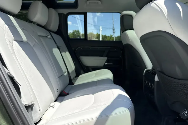 Land Rover Defender din 2025 cu 4.500 km - oferta LAN235793 - foto 12