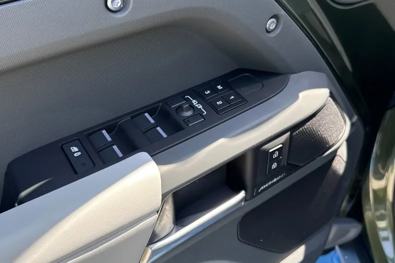 Land Rover Defender din 2025 cu 4.500 km - oferta LAN235793 - foto 13