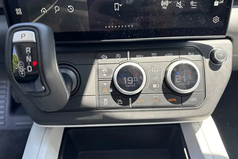 Land Rover Defender din 2025 cu 4.500 km - oferta LAN235793 - foto 15