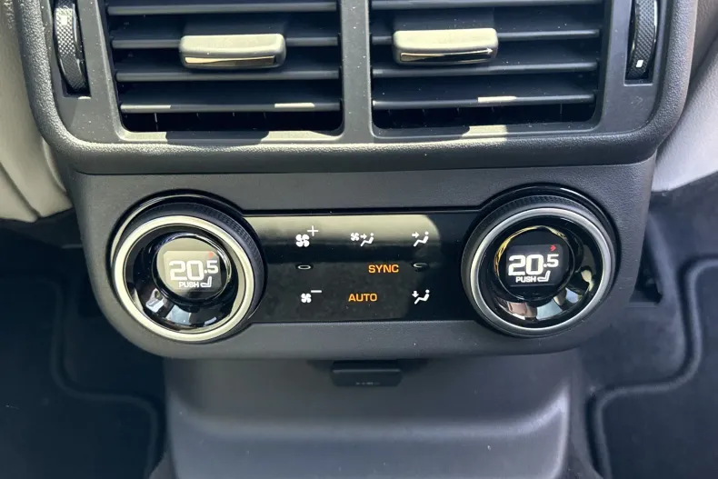 Land Rover Range Rover Velar din 2025 cu 1.858 km - oferta LAN235796 - foto 20