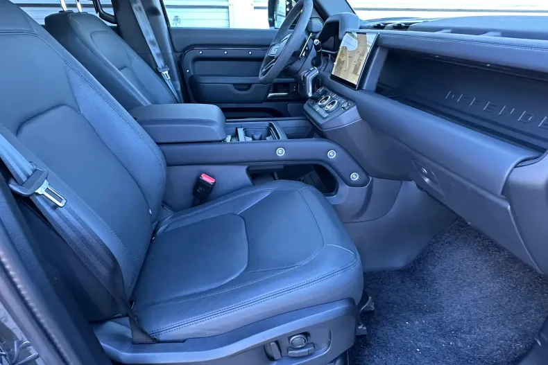 Land Rover Defender din 2024 cu 9.900 km - oferta LAN235801 - foto 5