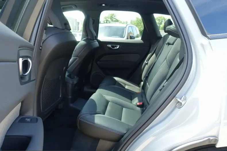 Volvo XC60 din 2025 cu 12.200 km - oferta VOL235974 - foto 9